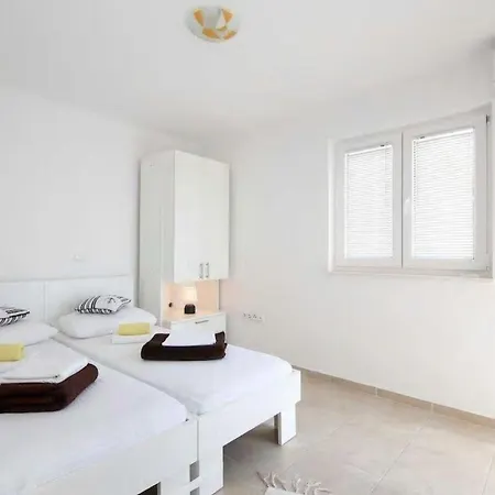 Moderne In Mit Gemeinsamem Pool, Grill Und Terrasse Und Meerblick *