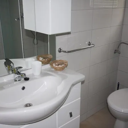 Moderne In Mit Gemeinsamem Pool, Grill Und Terrasse Und Meerblick Mimice