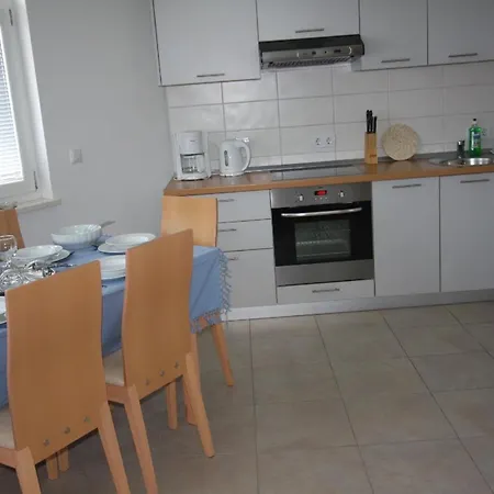 Moderne In Mit Gemeinsamem Pool, Grill Und Terrasse Und Meerblick Mimice