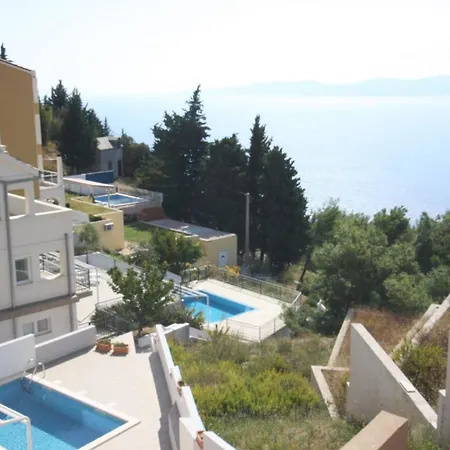 Moderne In Mit Gemeinsamem Pool, Grill Und Terrasse Und Meerblick