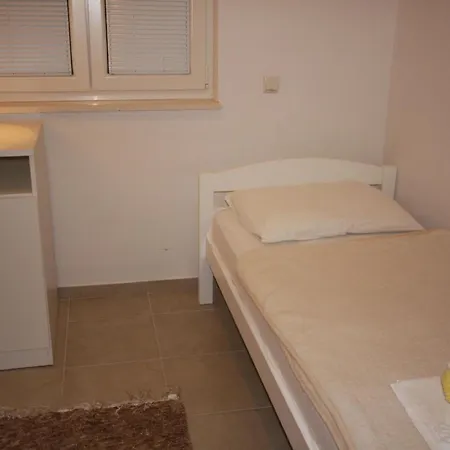 Moderne In Mit Gemeinsamem Pool, Grill Und Terrasse Und Meerblick Mimice