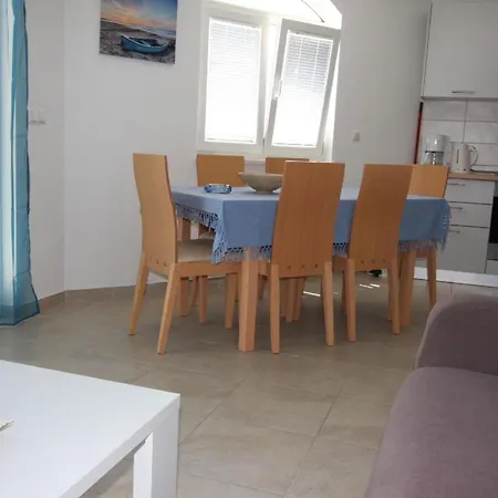 Moderne In Mit Gemeinsamem Pool, Grill Und Terrasse Und Meerblick Apartment Mimice